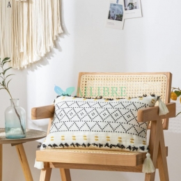 Cojín de Punto con Flores de Corte Tufted